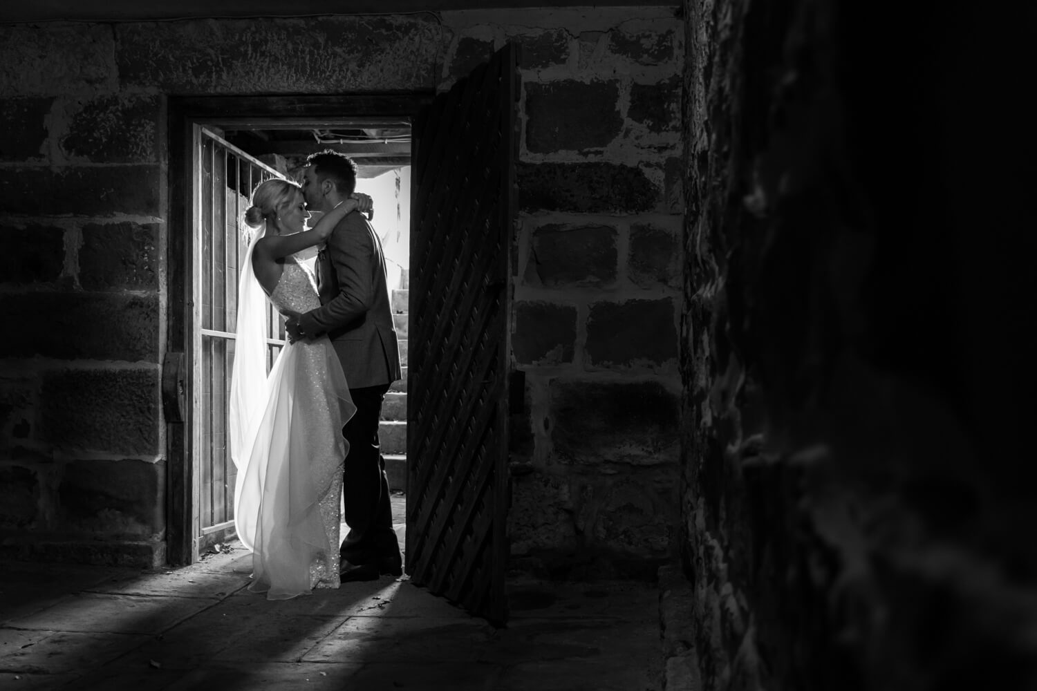 hunter valley wedding photography of ash and andrew kissing