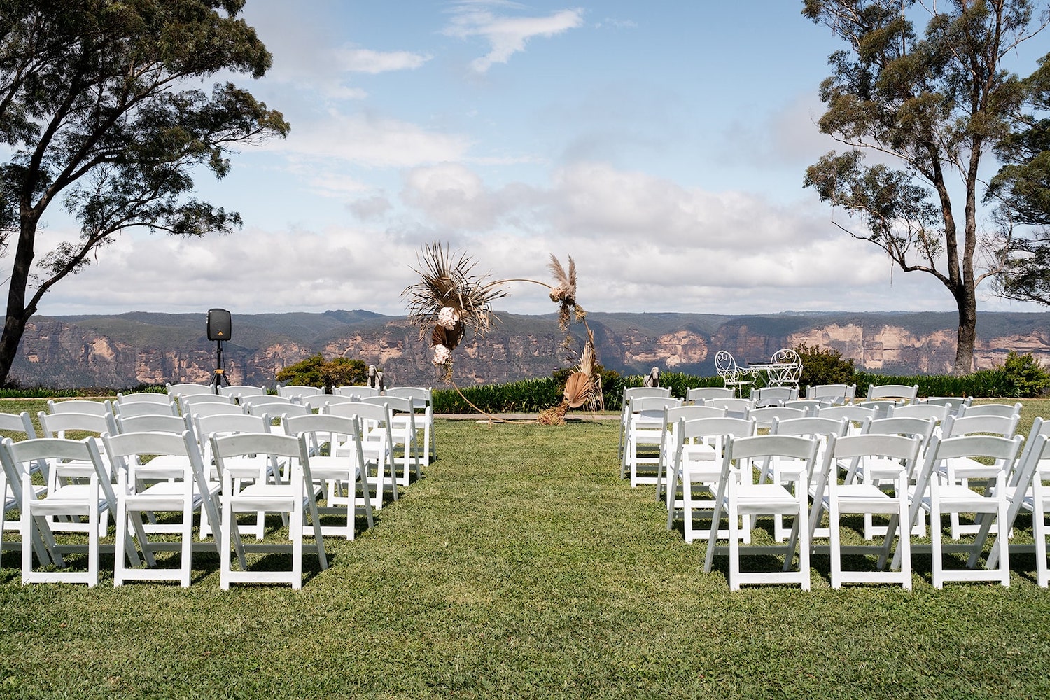 https://lonelyhunterweddings.com/wp-content/uploads/2018/12/blue-mountains-wedding-at-allview-escape-7.jpg